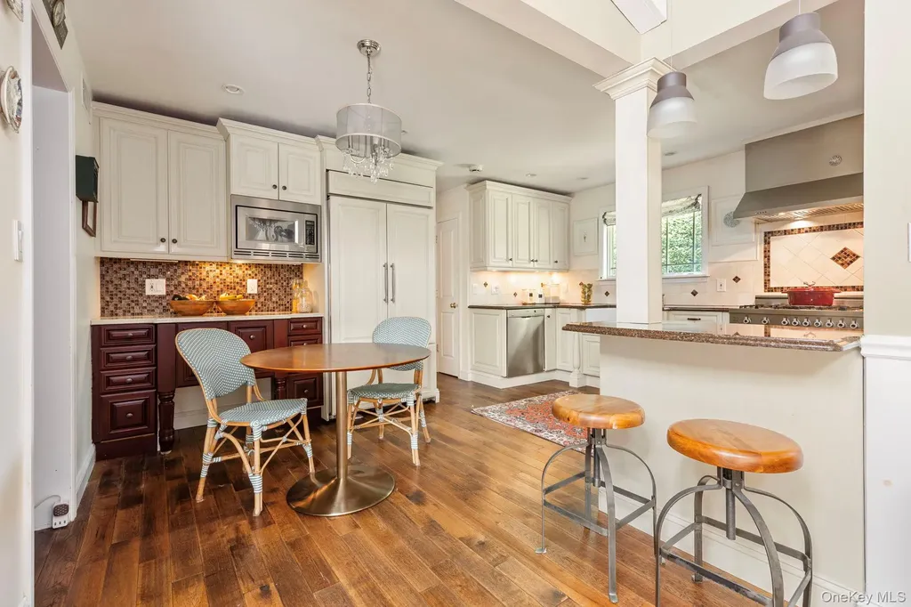5 The Hemlocks Roslyn Estates NY 11577