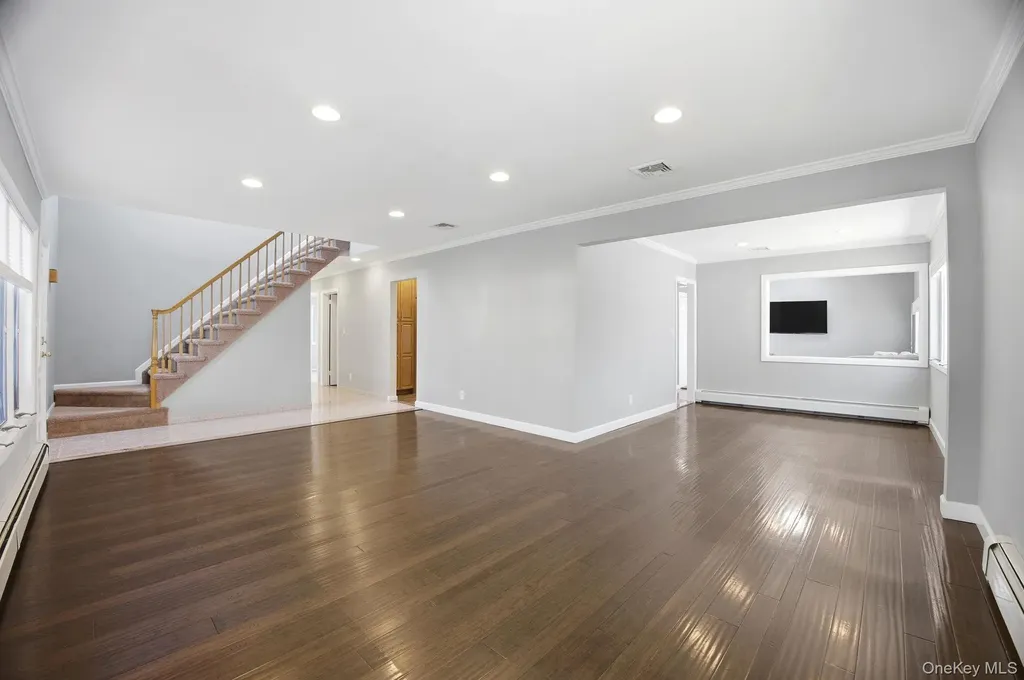 157 Rose Lane New Hyde Park NY 11040