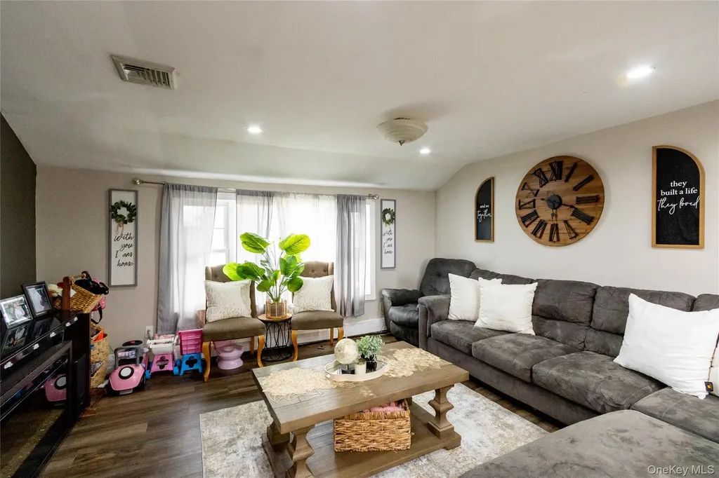 151 Cheltenham Road West Babylon NY 11704