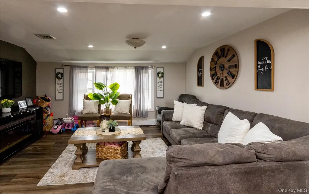 151 Cheltenham Road West Babylon NY 11704