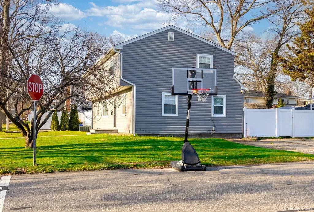 151 Cheltenham Road West Babylon NY 11704