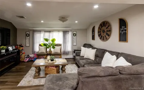 151 Cheltenham Road West Babylon NY 11704