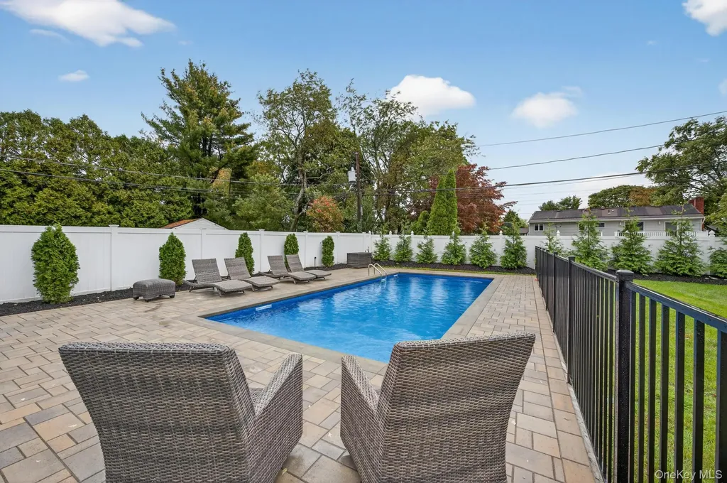 12 Farmstead Road Commack NY 11725