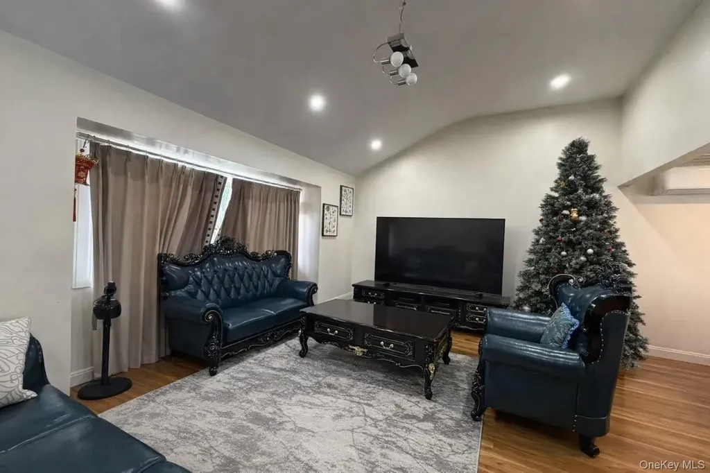 126 Radcliffe Road Plainview NY 11803