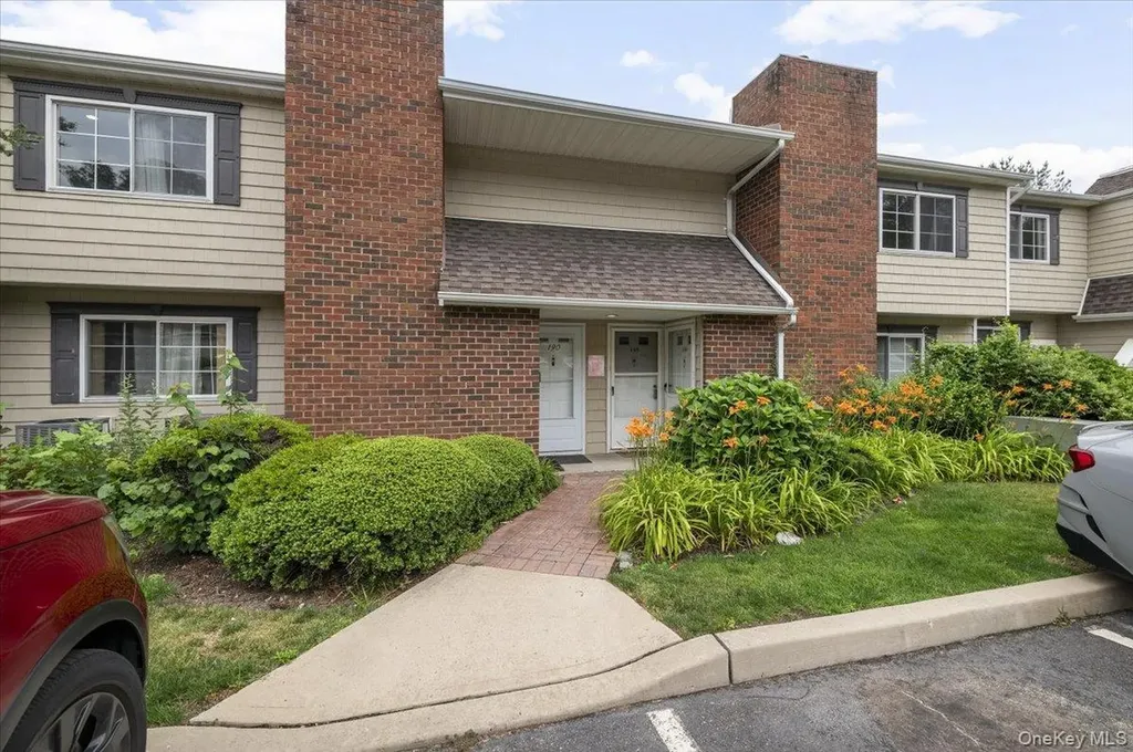 190 Lake Pointe Circle Middle Island NY 11953