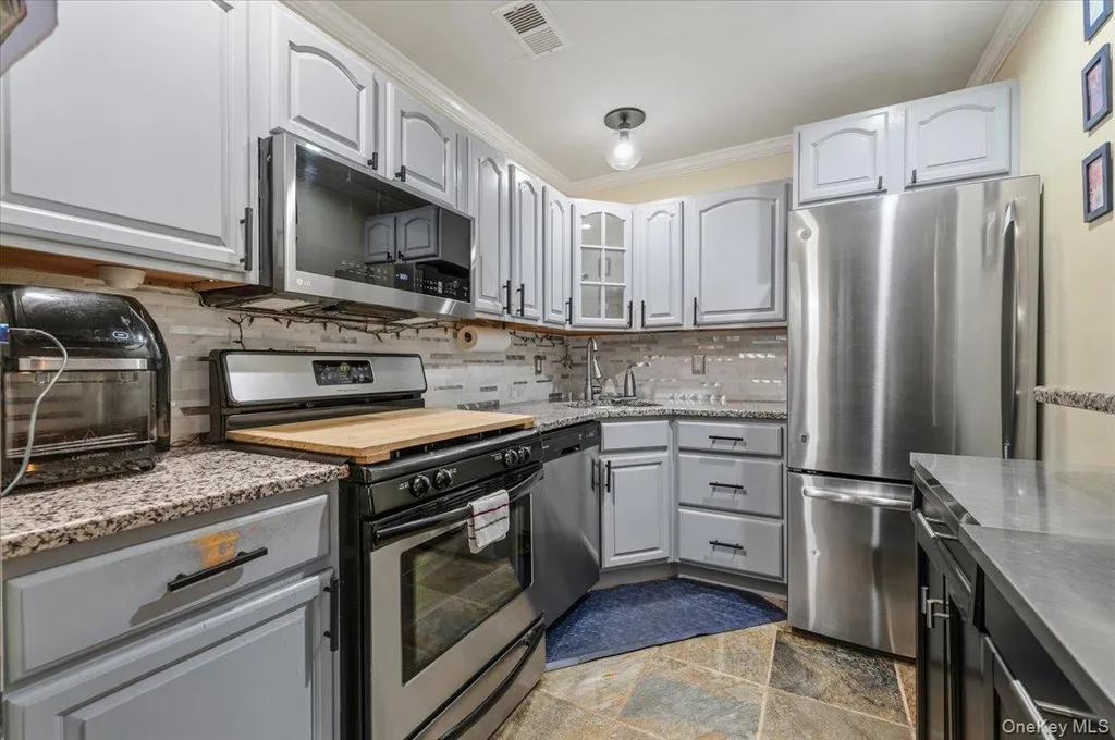 190 Lake Pointe Circle Middle Island NY 11953