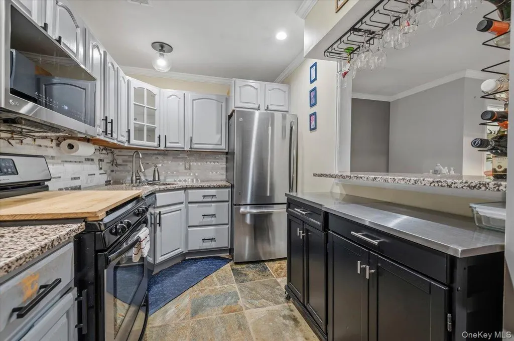 190 Lake Pointe Circle Middle Island NY 11953