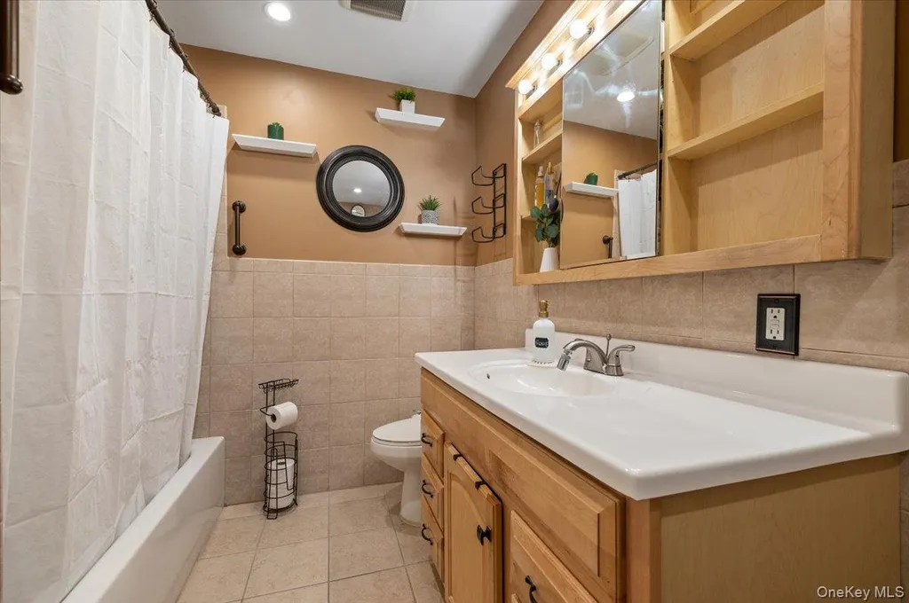 190 Lake Pointe Circle Middle Island NY 11953