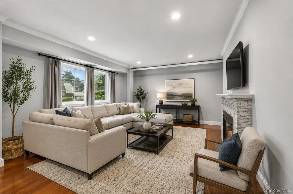 190 Lake Pointe Circle Middle Island NY 11953