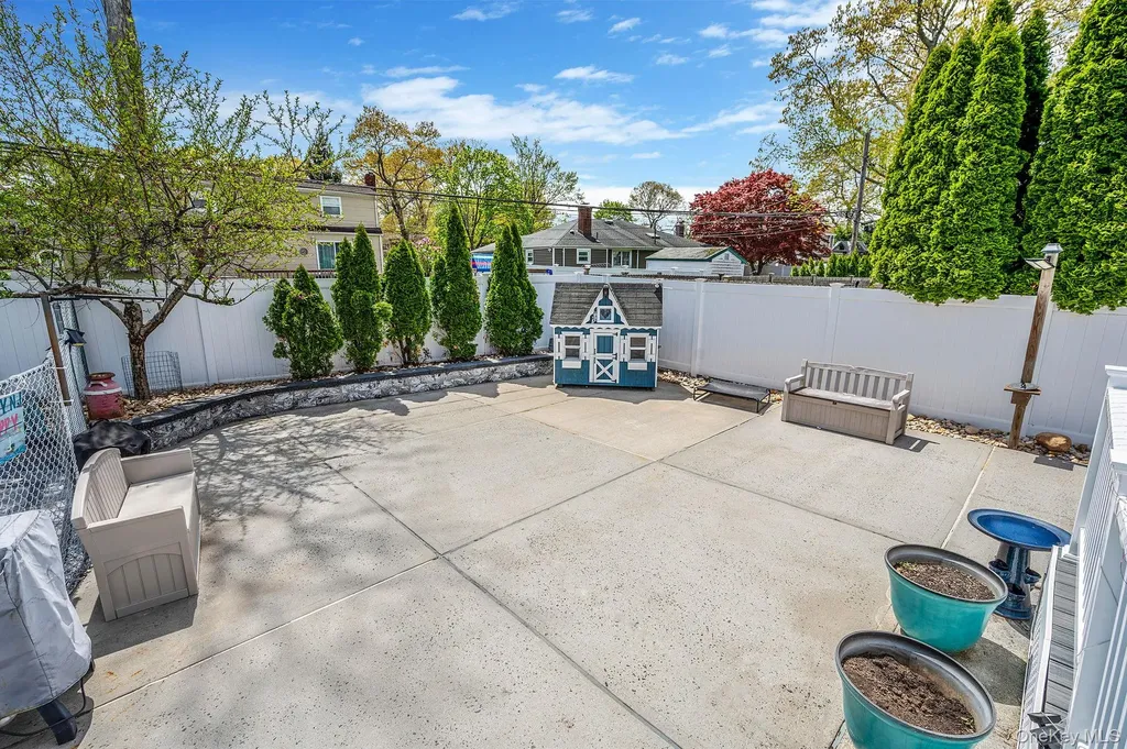 8 Whisper Lane Smithtown NY 11787