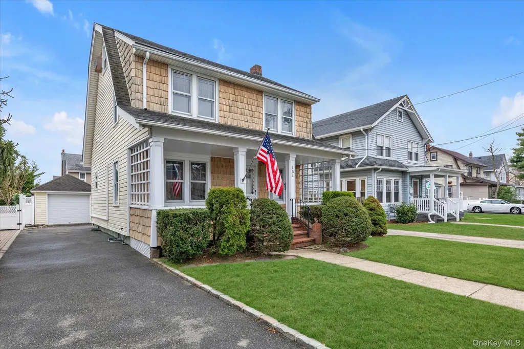 154 Rocklyn Avenue Lynbrook NY 11563