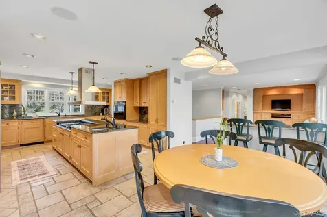 10 Redmond Lane Oyster Bay NY 11771