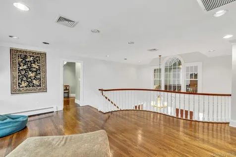 10 Redmond Lane Oyster Bay NY 11771