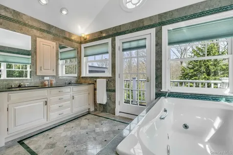 10 Redmond Lane Oyster Bay NY 11771