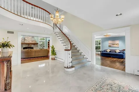 10 Redmond Lane Oyster Bay NY 11771