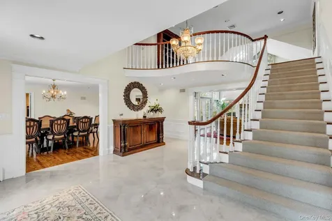 10 Redmond Lane Oyster Bay NY 11771