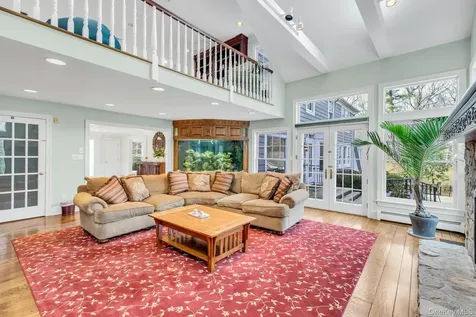 10 Redmond Lane Oyster Bay NY 11771