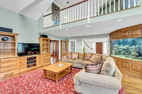 10 Redmond Lane Oyster Bay NY 11771