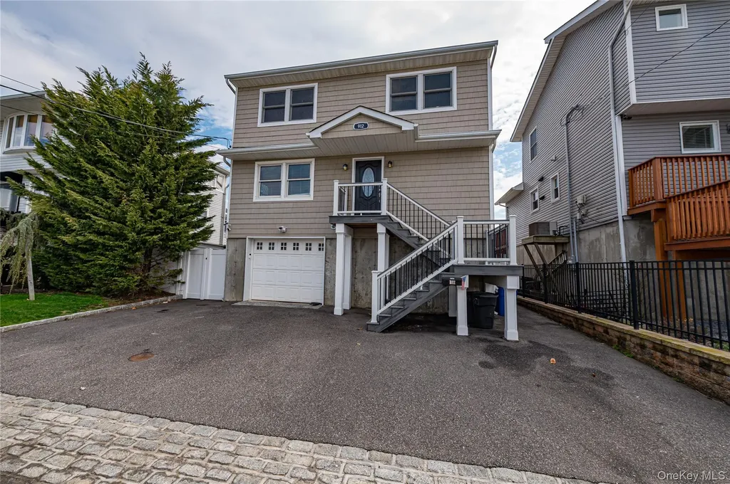 912 Pacific Street Lindenhurst NY 11757