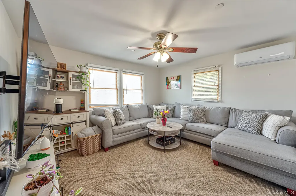 912 Pacific Street Lindenhurst NY 11757