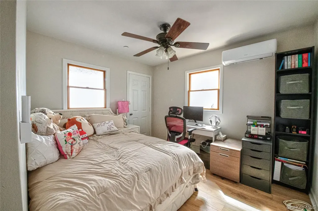 912 Pacific Street Lindenhurst NY 11757