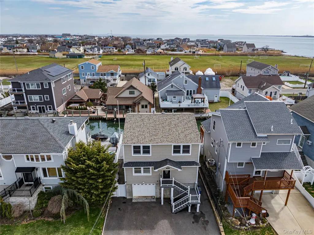 912 Pacific Street Lindenhurst NY 11757