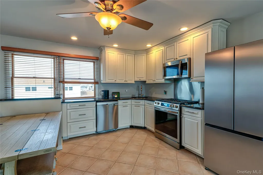 912 Pacific Street Lindenhurst NY 11757