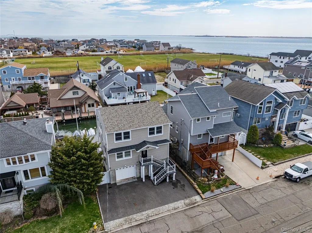 912 Pacific Street Lindenhurst NY 11757