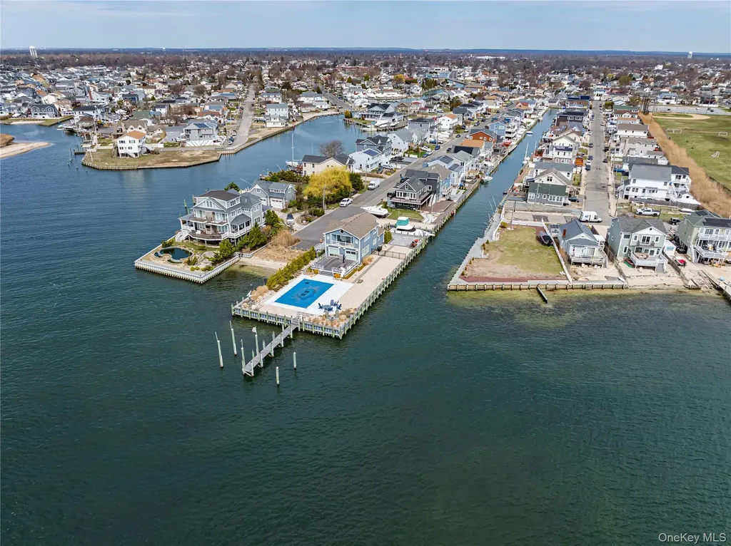 912 Pacific Street Lindenhurst NY 11757