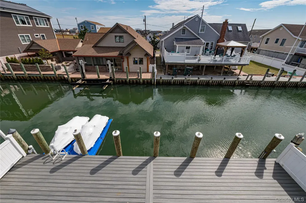 912 Pacific Street Lindenhurst NY 11757