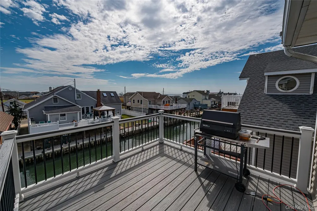 912 Pacific Street Lindenhurst NY 11757