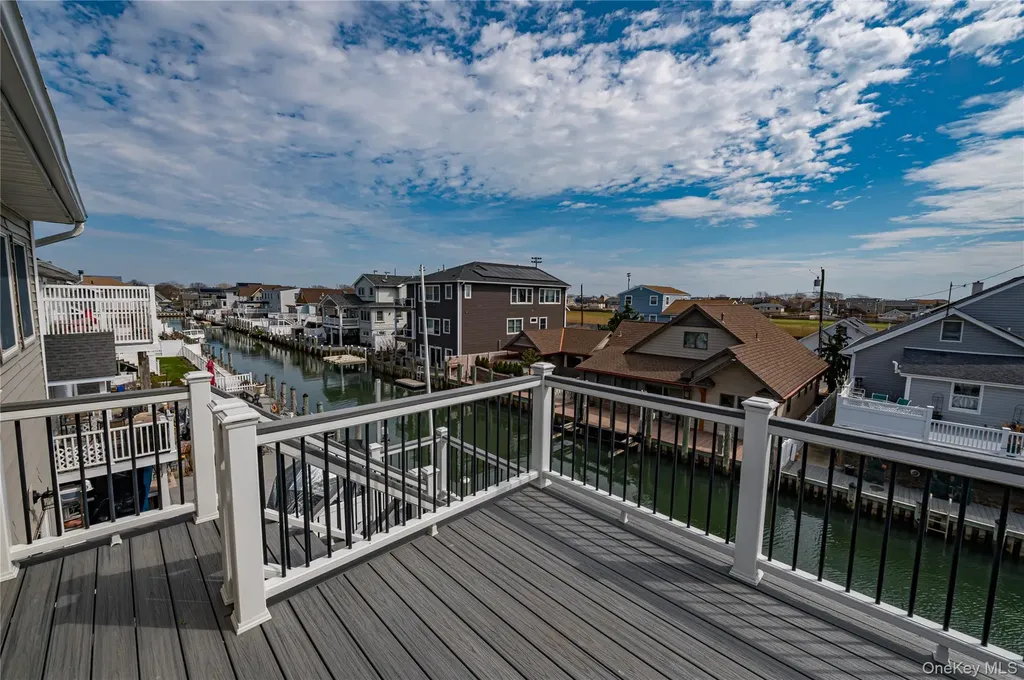 912 Pacific Street Lindenhurst NY 11757