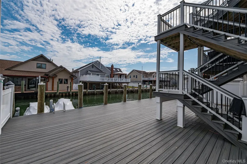 912 Pacific Street Lindenhurst NY 11757