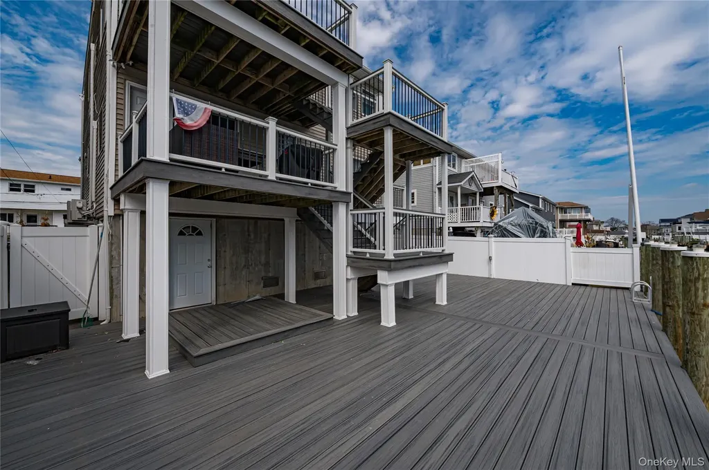 912 Pacific Street Lindenhurst NY 11757