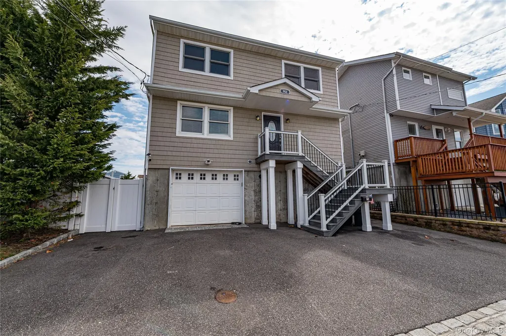 912 Pacific Street Lindenhurst NY 11757