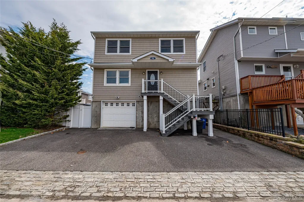 912 Pacific Street Lindenhurst NY 11757