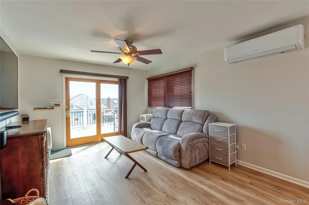 912 Pacific Street Lindenhurst NY 11757