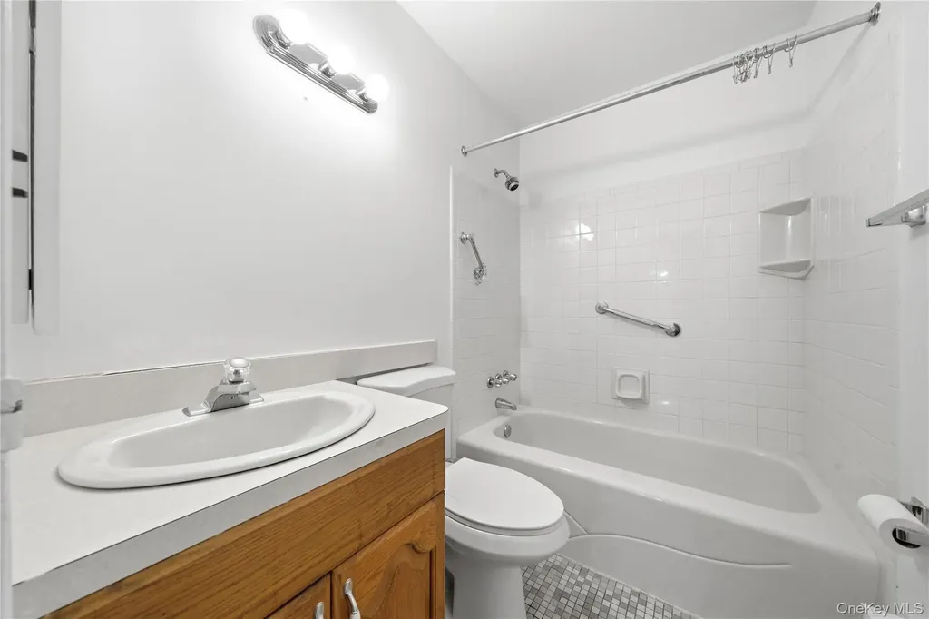 65 Harbor N Amityville NY 11701