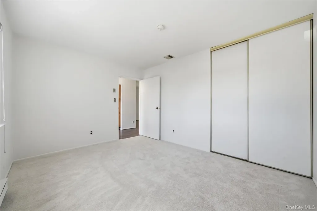 65 Harbor N Amityville NY 11701