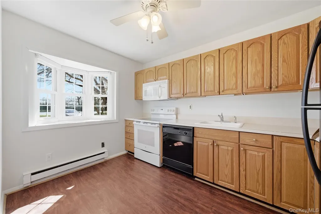 65 Harbor N Amityville NY 11701