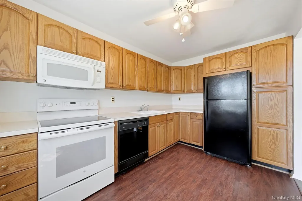 65 Harbor N Amityville NY 11701