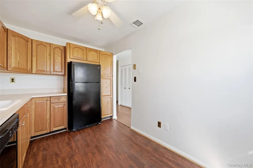 65 Harbor N Amityville NY 11701