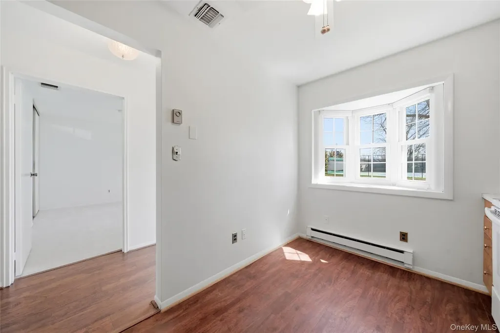 65 Harbor N Amityville NY 11701