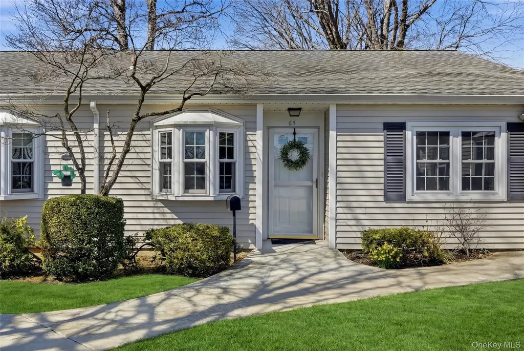 65 Harbor N Amityville NY 11701