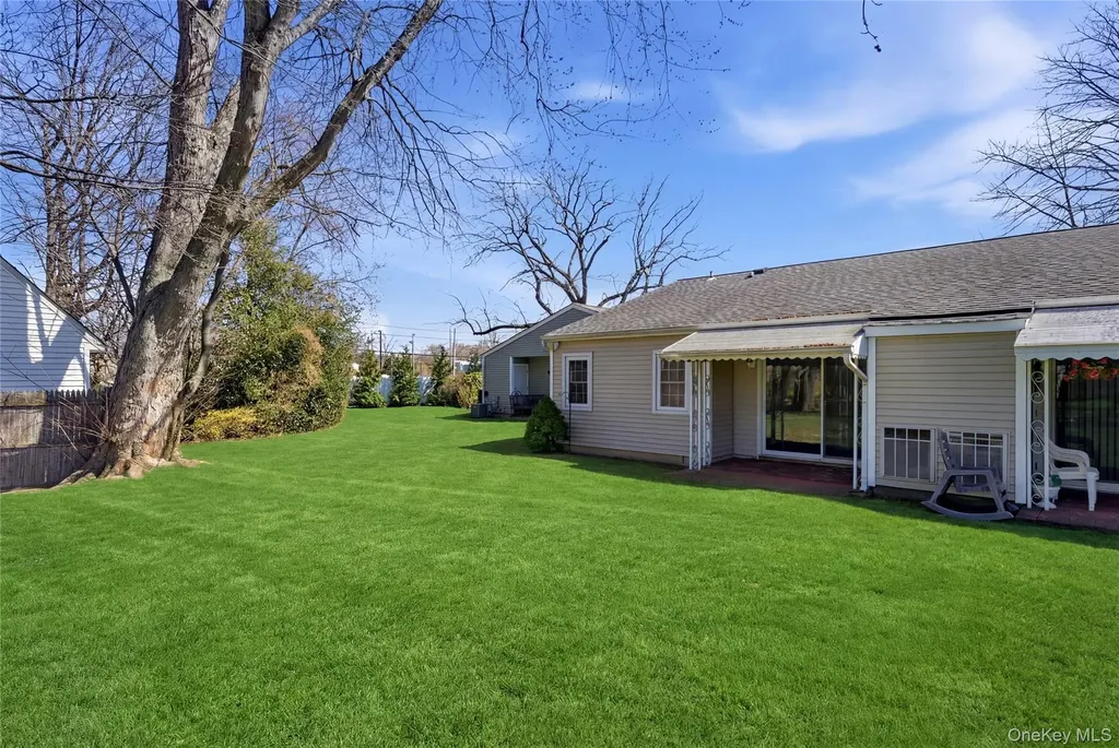 65 Harbor N Amityville NY 11701
