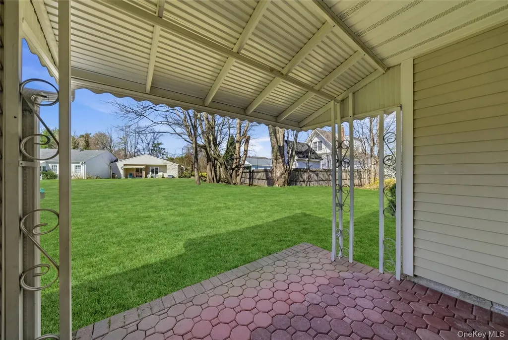 65 Harbor N Amityville NY 11701