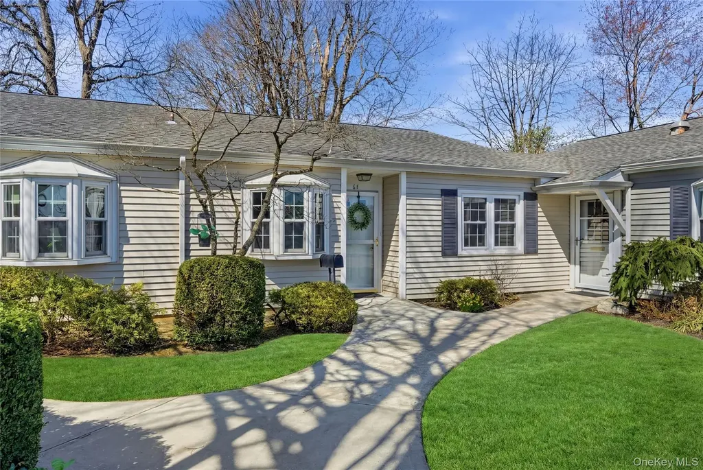 65 Harbor N Amityville NY 11701