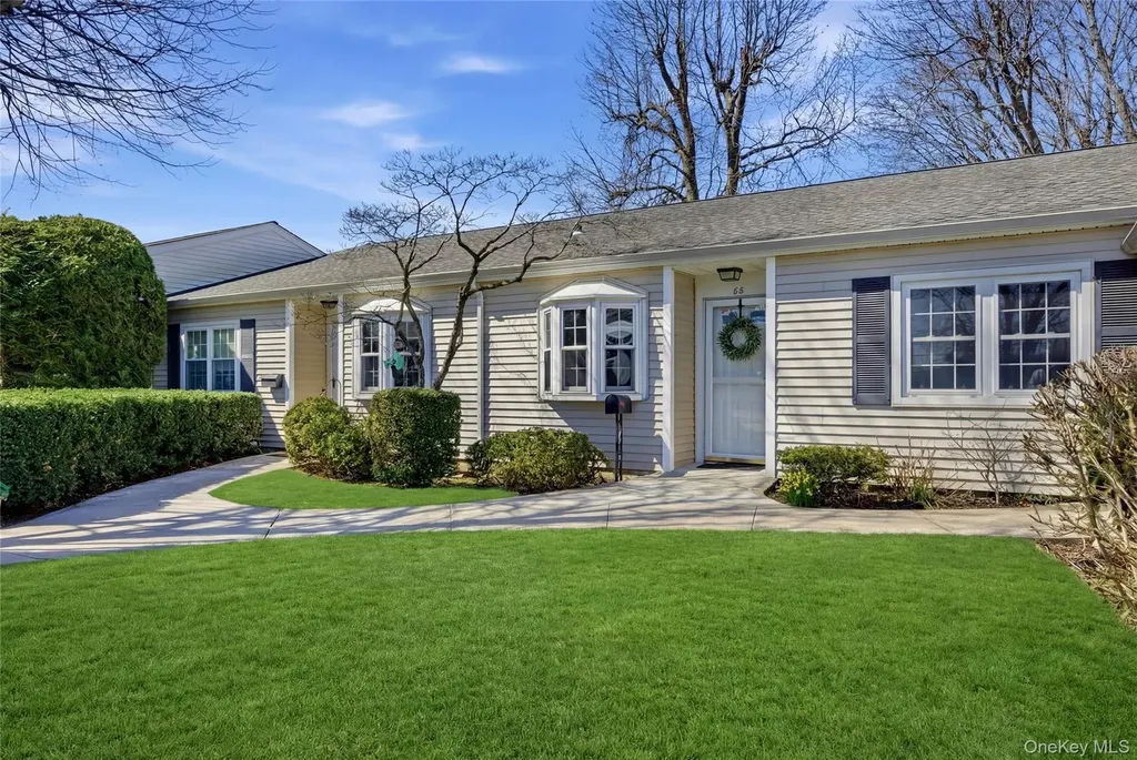 65 Harbor N Amityville NY 11701