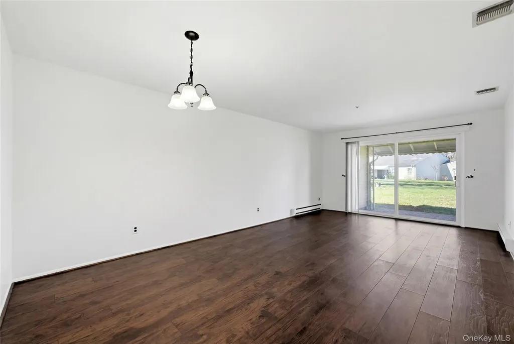 65 Harbor N Amityville NY 11701