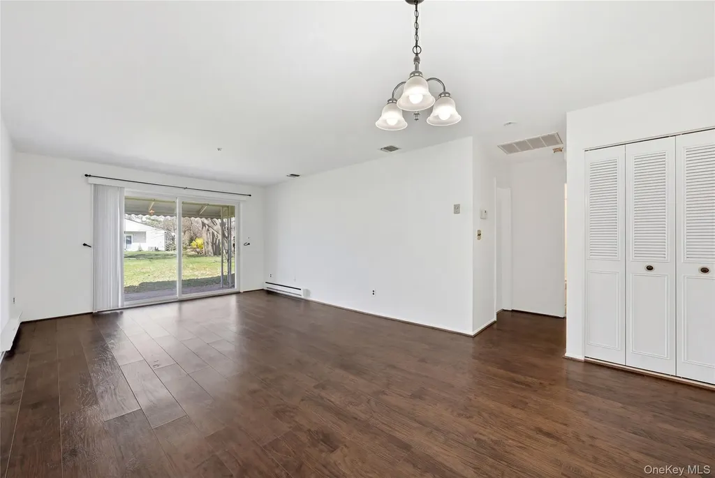 65 Harbor N Amityville NY 11701